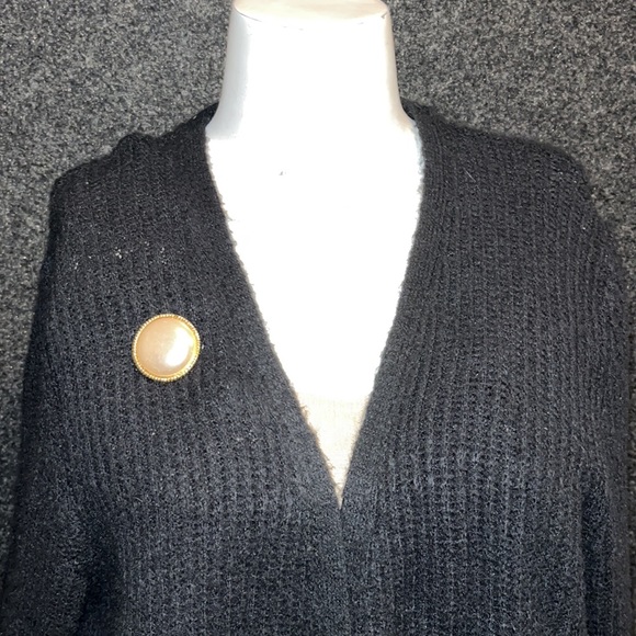 Large faux pearl brooch set in twisted gold tone frame 1980s minimalist - Picture 3 of 9